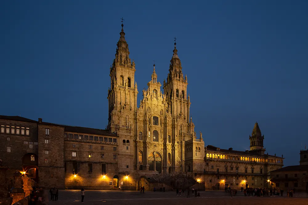 Catedral de Santiago de Compostela de noche en Galicia